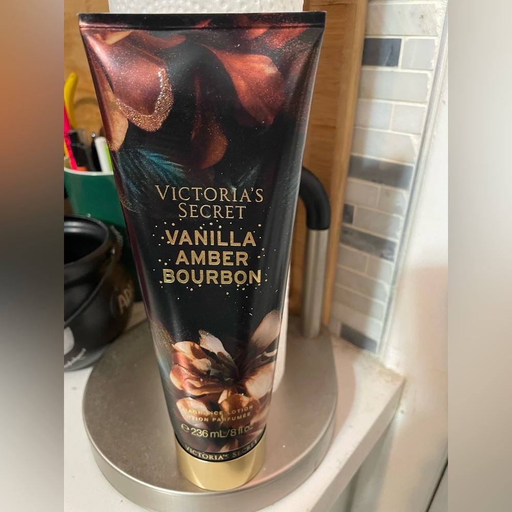 Victoria’s Secret Vanilla Amber Bourbon Fragrance Lotion
8oz
Brand new Sealed